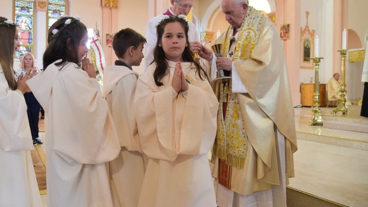 6. Mai 2019 in Rakowski, Bulgarien: Papst Franziskus spendet Kindern ihre erste Heilige Kommunion 