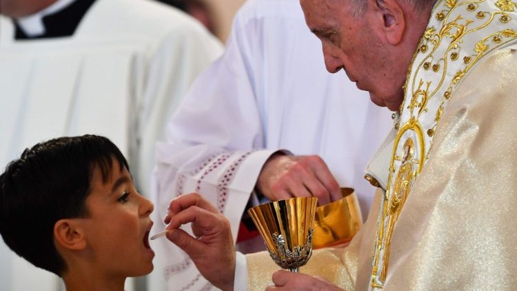 Papst Franziskus bei einer Erstkommunion in Bulgarien, Mai 2019
