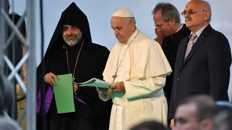 Papst Franziskus und weitere Religionsvertreter beim Friedenstreffen auf dem Unabhängigkeits-Platz in Sofia