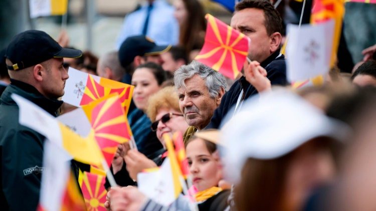 Menschen in Nordmazedonien warten auf den Papst
