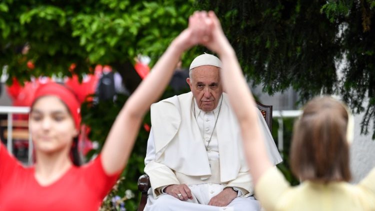 Le Pape assiste à une danse lors d'une rencontre avec les jeunes de Macédoine du Nord, à Skopje, le 7 mai 2019.
