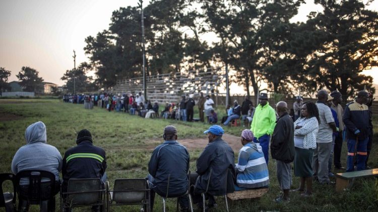 Des Sud-Africains attendent de voter, dans le bidonville de Kwamashu, Durban - 8 mai 2019