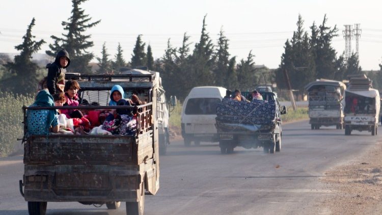 População síria abandona Idlib, sob assédio desde abril passado