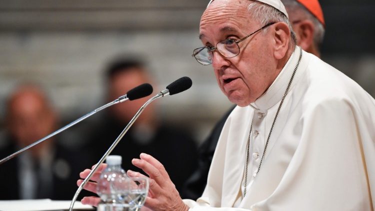 Papst Franziskus spricht im Lateran