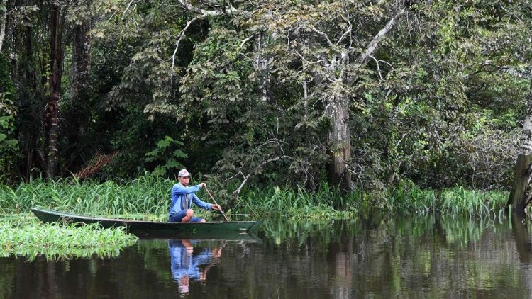 Ein Fischer im Amazonasgebiet