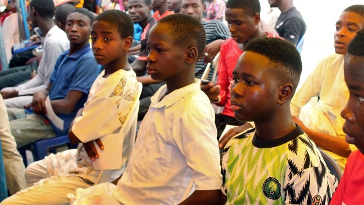 Giovani ragazzi nigeriani rilasciati dei soldati 