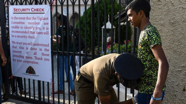 Sri Lanka. Fedele cattolico perquisito prima di entrare nella chiesa di Santa Teresa nella capitale Colombo