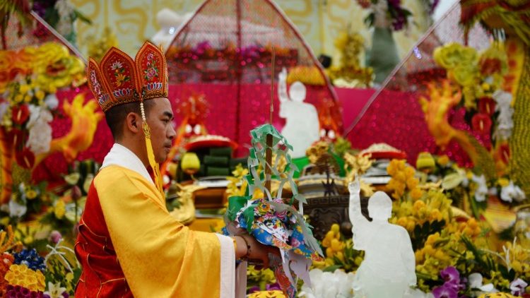 Budistų vienuolis rengiasi Vesakh šventei