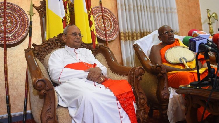 Cardeal Malcolm Ranjith, arcebispo de Colombo, ao lado monge budista Ittapane Dhammalankara