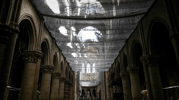 Interiér katedrály Notre-Dame měsíc po požáru