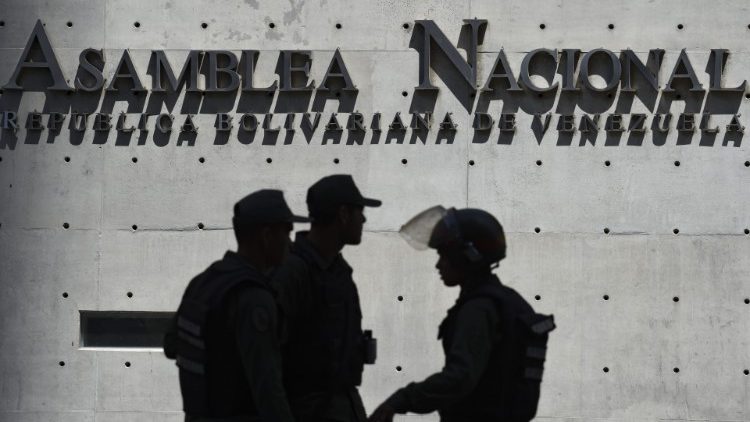 Controles em frente à Assembleia nacional em Caracas