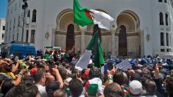algeria-politics-demo-1558092537202.jpg