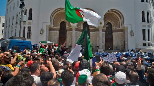 Algérie: une grâce présidentielle au profit de plusieurs détenus du Hirak
