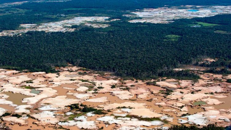 Vue aérienne d'une région de l'Amazonie polluée par l'extraction minière au Pérou.