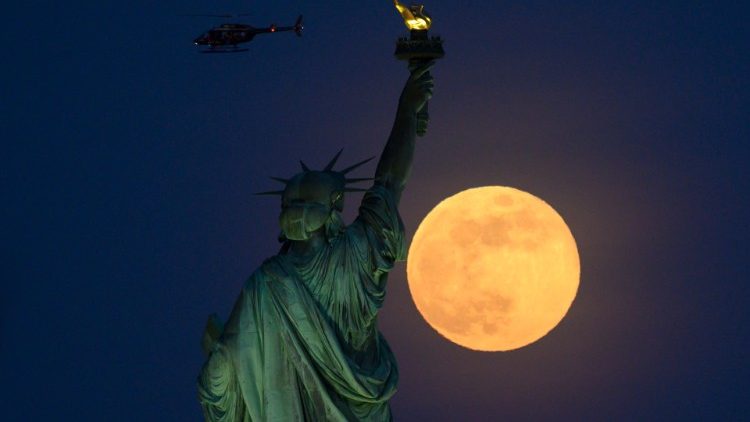 Full moon behind the statue of Liberty 21-05-2019.