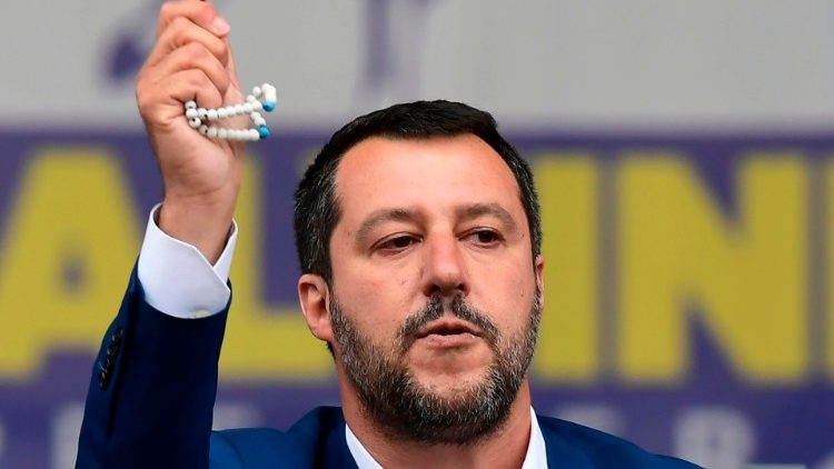 Der italienische Innenminister Matteo Salvini mit Rosenkranz