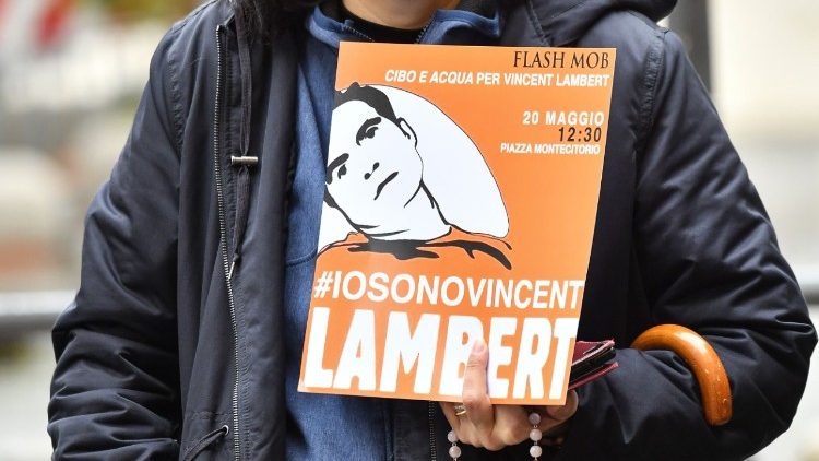 Watykan: dalsze żywienie Lamberta „koniecznym obowiązkiem”