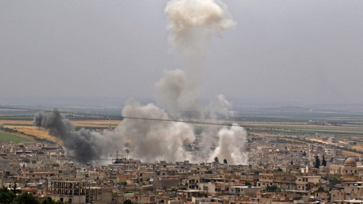 Rauch über der Stadt Khan Sheikhun in Idlib an diesem Donnerstag