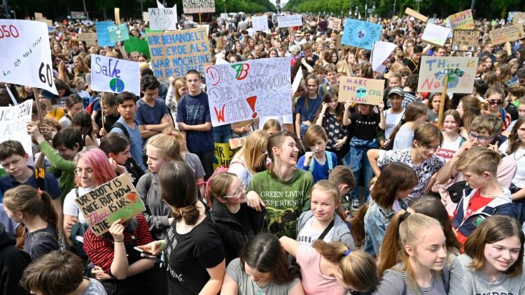 Das gehörte nicht zur 72-Stunden-Aktion: Junge Leute bei der Freitags-Demo fürs Klima in Berlin