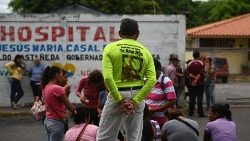 venezuela-prison-riot-relatives-1558804443025.jpg