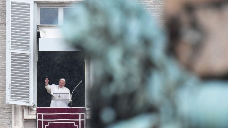 Papa ao saudar os peregrinos durante o Regina Coeli