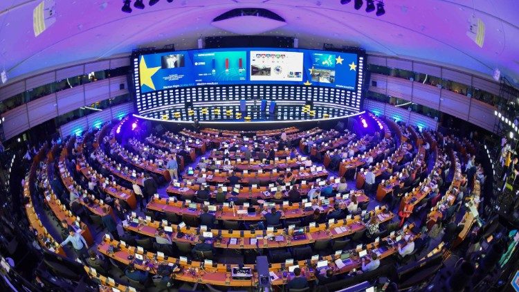L'emiciclo del Parlamento europeo con i giornalisti che hanno seguito i risultati del voto 
