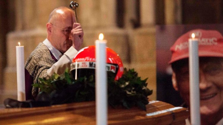 Stephansdom: Dompfarrer Toni Faber besprengt den Sarg mit den sterblichen Überresten Niki Laudas mit Weihwasser