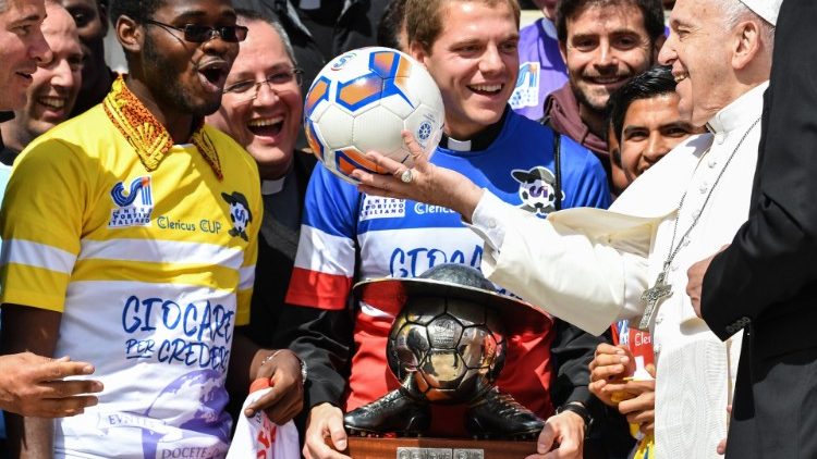 El año pasado el Papa se encontró con jugadores de Clericus Cup