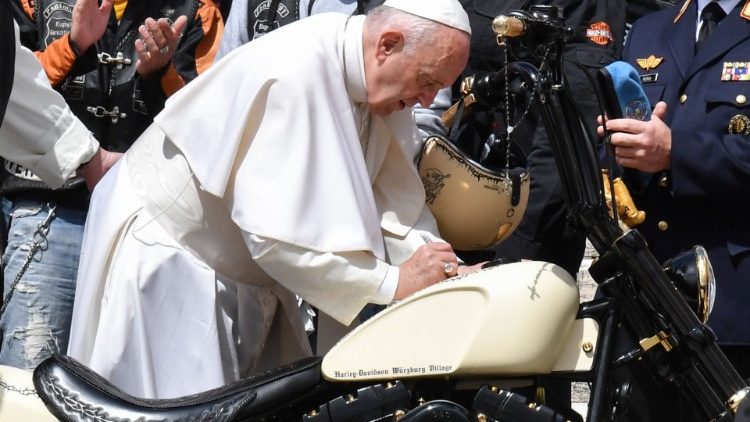 Archivbild: Papst signiert eine weiße Harley
