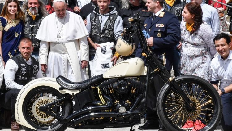 El Papa Francisco con miembros del grupo de motociclistas Cristianos  (Photo by Andreas SOLARO / AFP)