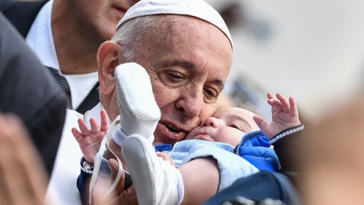Папата Фрањо за време на Генералната аудиенција потсети дека животот е свет