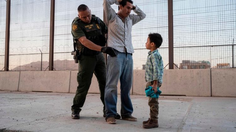 Une fouille d'un officier de police américain à la frontière mexicaine, le 30 mai 2019
