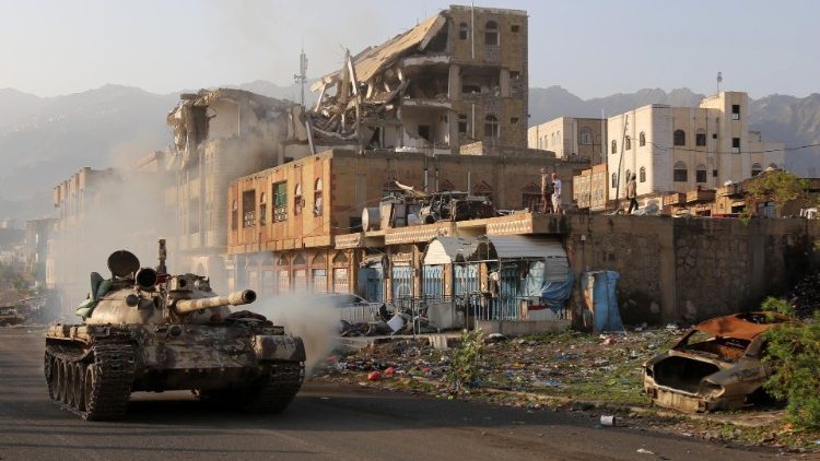 Разрушена сграда в Таез, южната част на Йемен след сблъсък между правителствени войски и бунтовници.