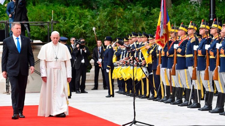 Папата Фрањо пристигна во Романија