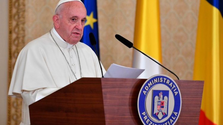Папата Фрањо во претседателската палата во Романија