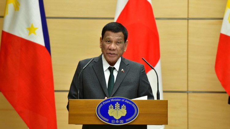 Ausnahmsweise mal mit Krawatte: Duterte bei einem Besuch in Japan