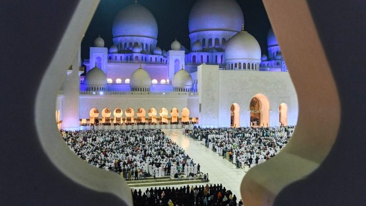 Władze Emiratów uznają 17 kościołów i świątynię hinduistyczną