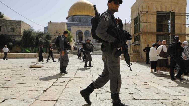 Soldati israeliani nella Spianate delle moschee di Gerusalemme