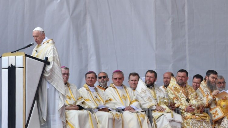 Papa Franjo govori tijekom božanske liturgije u Blaju, u Rumunjskoj