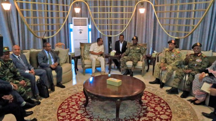 Sudánska vojenská rada na stretnutí s etiópskym premiérom Abiy Ahmedom v úlohe sprostredkovateľa  (Chartúm, 7. jún 2019)