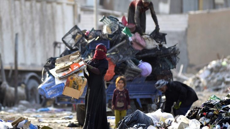 Iraker sammeln Wiederverwertbares an einer Müllhalde in Nadschaf (Archivbild)