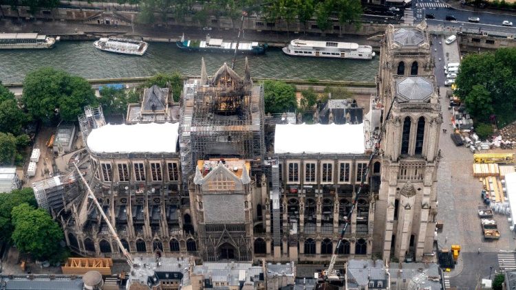 Vue aérienne sur la cathédrale Notre-Dame de Paris, le 12 juin 2019