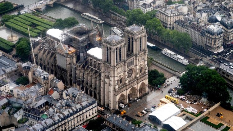 失火后的巴黎圣母主教座堂