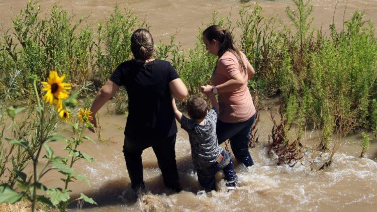 Những người di dân Braxin đang vượt sông Rio Grande