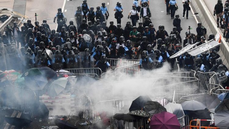 Face-à-face entre policiers et manifestants mercredi 12 juin 2019