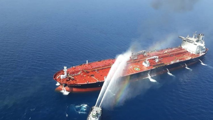Un bateau iranien tente d'éteindre l'incendie déclaré à bord du pétrolier norvégien Front Altair