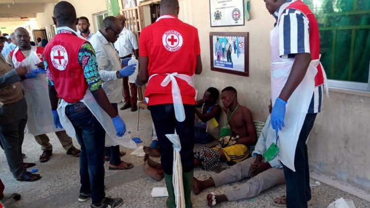 Cruz Vermelha atende vítimas do triplo atentado ocorrido em Konduga,  38 km a nordeste de Maiduguri, capital do Estado de Borno, Nigéria.