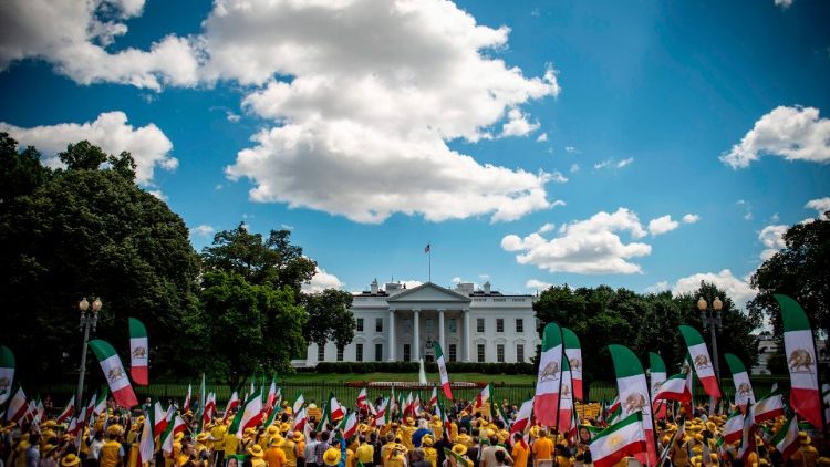Iraniani manifestano davanti alla Casa Bianca