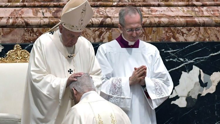 Polaganje ruku tijekom obreda biskupskog ređenja