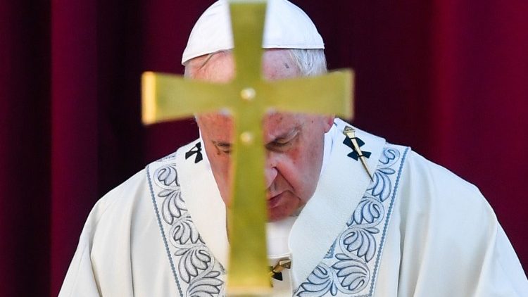 Папата Фрањо во молитва